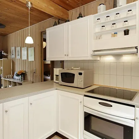 6 Person In Hals-by Traum * Hals