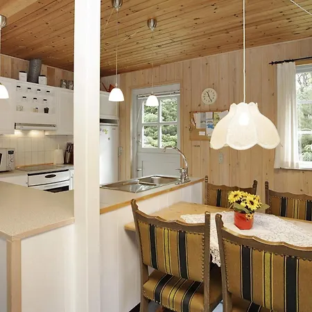 6 Person In Hals-by Traum *