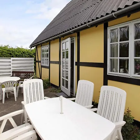 6 Person In Hals-by Traum *